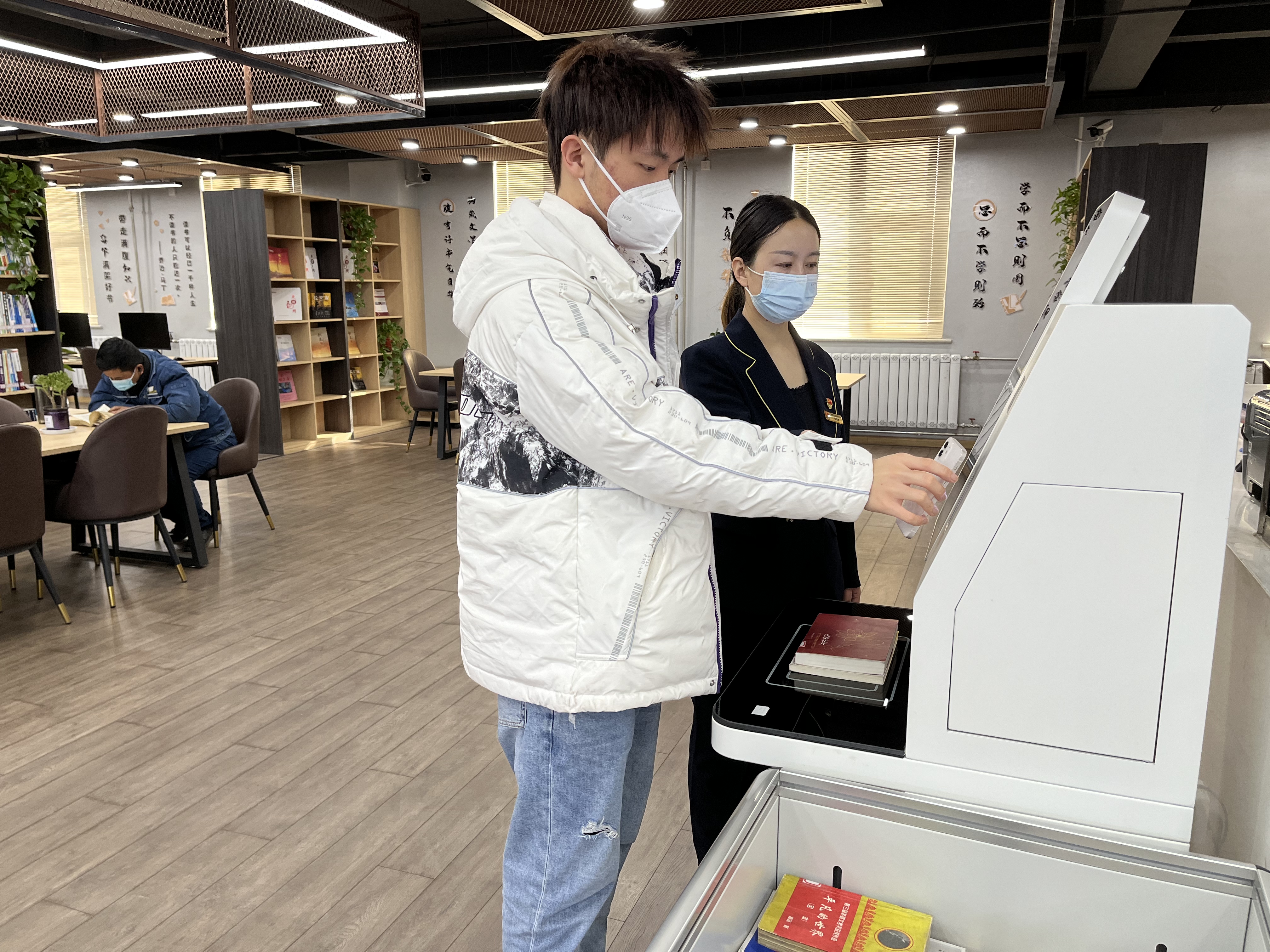 “立刷立借”便捷服務(wù)暖人心 ——龍鋼圖書(shū)館開(kāi)通電子社?？⊕叽a借閱服務(wù)