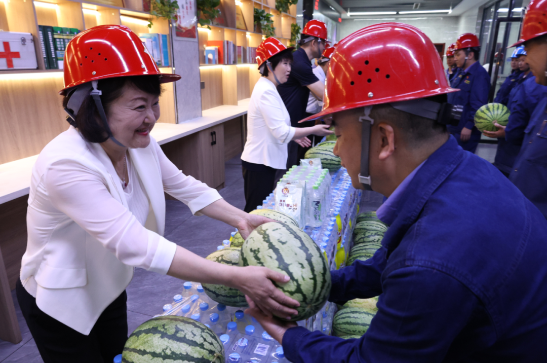 陜煤集團(tuán)工會(huì)副主席楊永紅到漢鋼公司為一線干部職工“送清涼”并調(diào)研